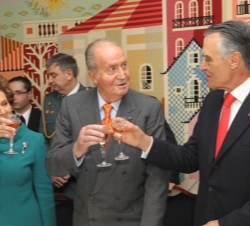 Su Majestad el Rey brinda con el Presidente de la República Portuguesa, Aníbal Cavaco Silva, en presencia de su esposa, Maria Alves da Silva, tras la 